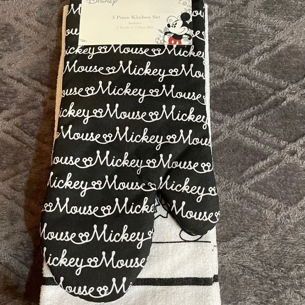 Disney set of Mickey towels, oven mitt & gloves
